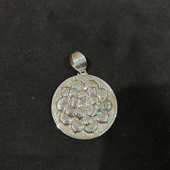 Sterling Silver Flower Pendant!! Beautiful 🦋💙 - Picture 2 of 3